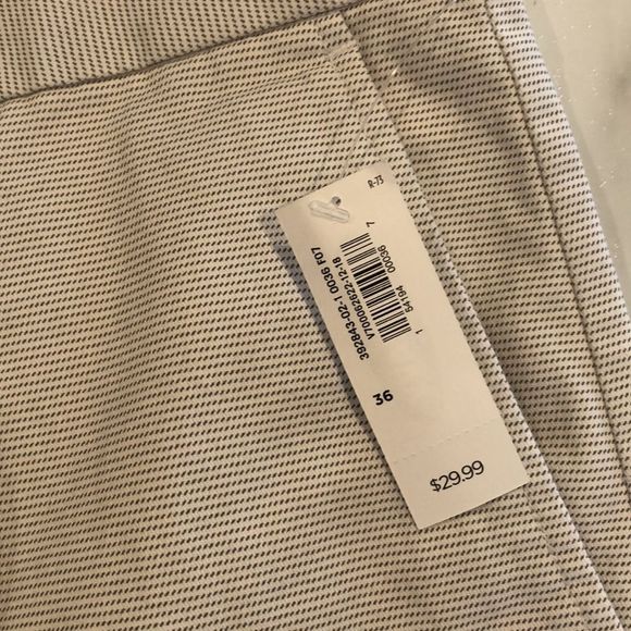 NWT Old Navy Slim Built In Flex Shorts Sz. 36 - Picture 3 of 7